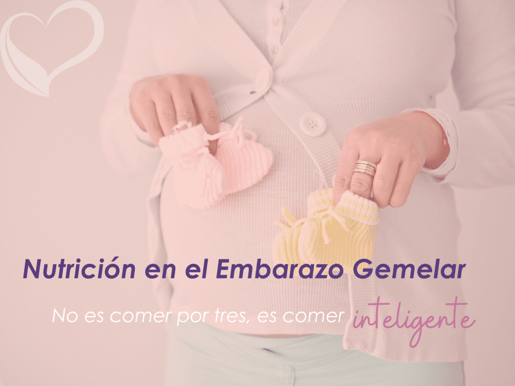 Ilustración de una madre embarazada de gemelos feliz, con el texto 'Nutrición en el Embarazo Gemelar: No es comer por tres, es comer inteligente'