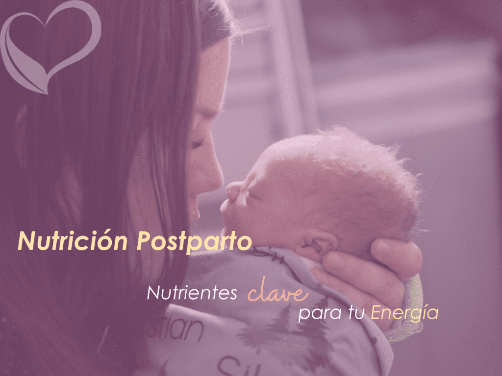 Madre comiendo saludable mientras carga a su bebé, con el texto 'Nutrición Postparto: Nutrientes Clave para tu Energía