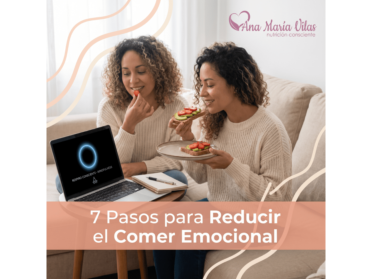 Mujer disfrutando una comida sencilla mientras realiza un ejercicio de meditación o journaling en su laptop, representando el curso de comer emocional.