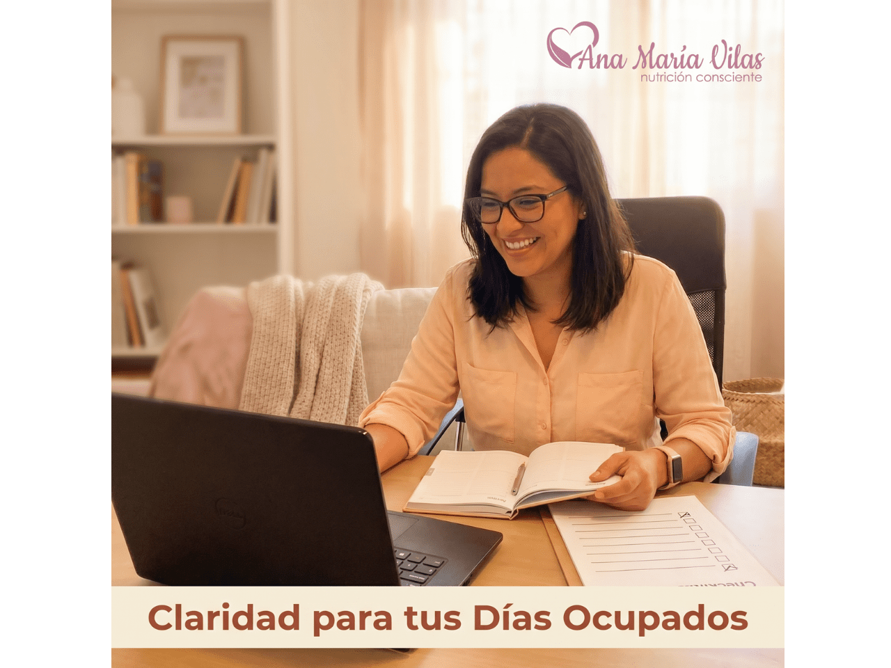 Mujer organizando su día y recibiendo asesoría online de Ana María Vilas, representando el paquete Claridad para tus Días Ocupados.