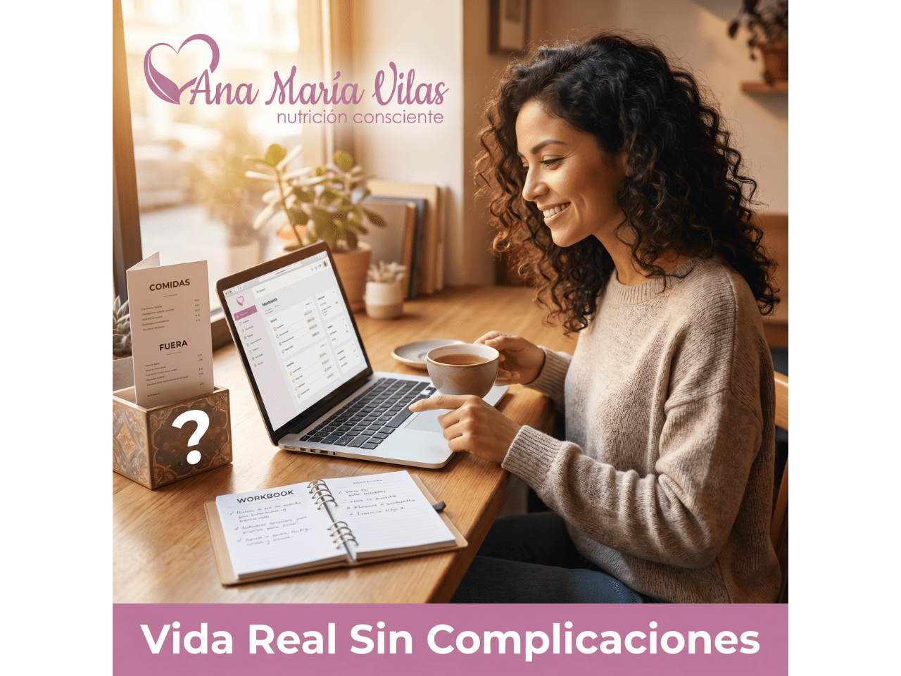 Mujer revisando su laptop en un ambiente realista con un cuaderno tipo workbook, representando el bundle Vida Real Sin Complicaciones.