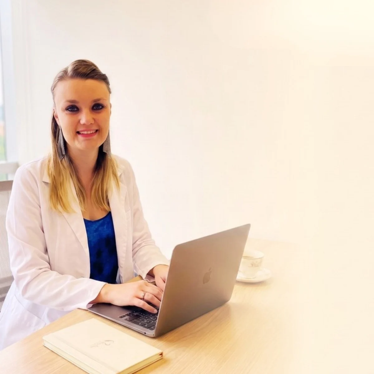 Ana María Vilas dando consulta de nutrición 1:1 en línea desde su computadora