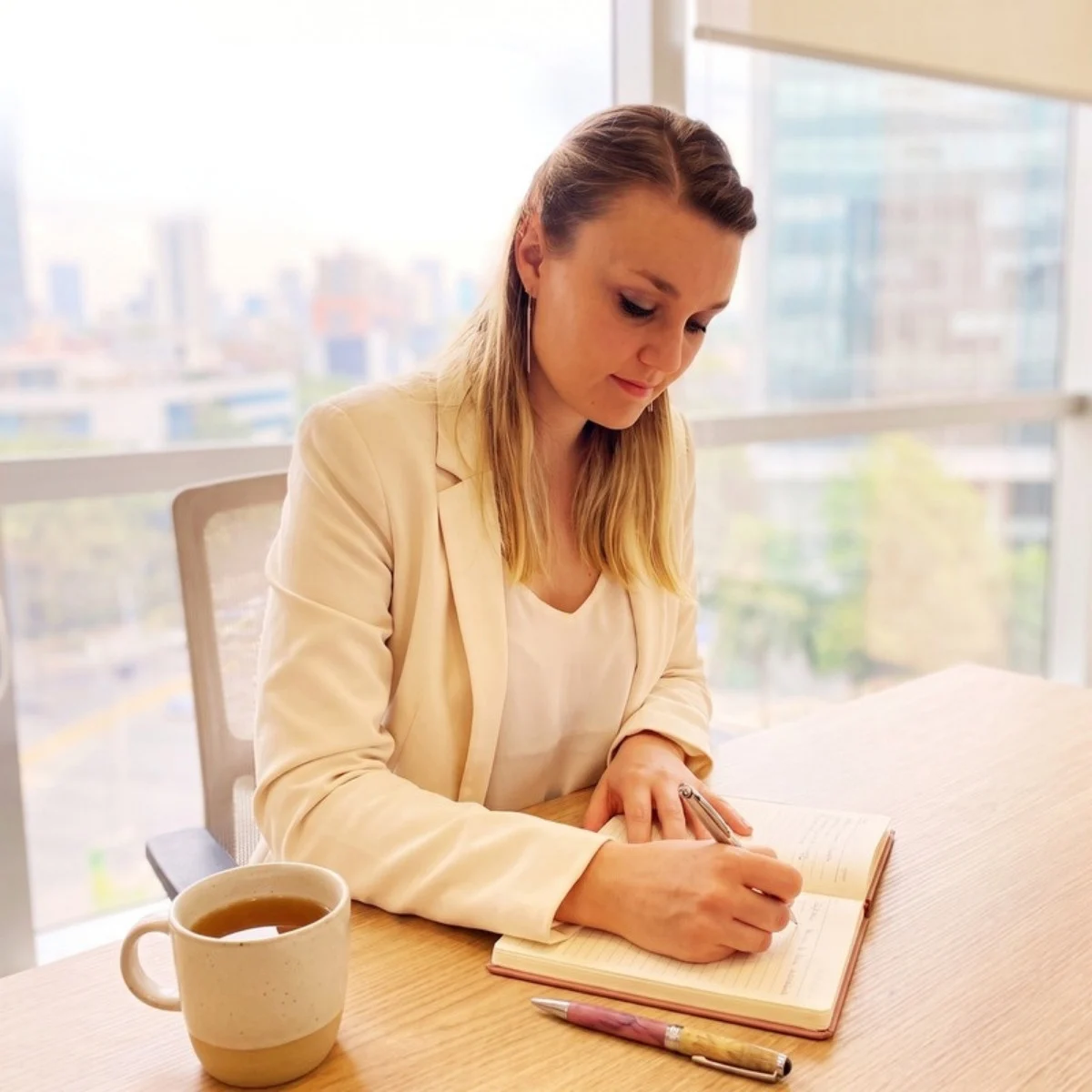 Ana María Vilas escribiendo en su libreta, preparando cursos de nutrición para la maternidad