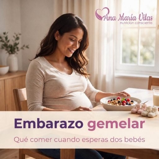 Embarazo gemelar: embarazada con un desayuno nutritivo y dos pares de zapatitos de bebé en la mesa