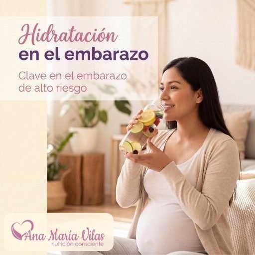 Hidratación en el embarazo: embarazada bebiendo agua con rodajas de fruta