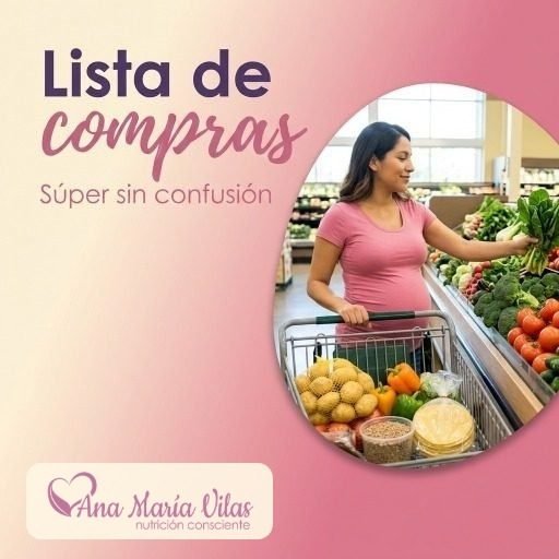 Mitos de la alimentación en la lactancia: mamá amamantando tranquila con un plato variado