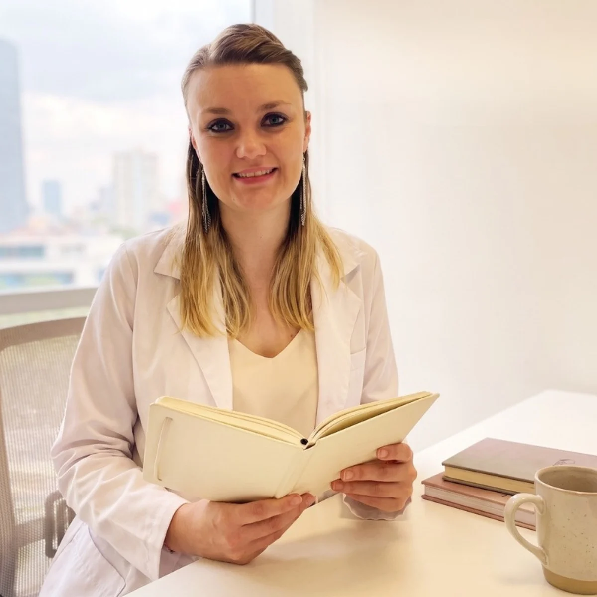 Ana María Vilas en su consultorio