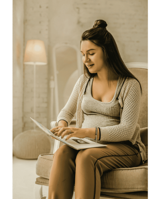 diabetes-gestacional-sin-miedo-embarazada-revisando-resultados-medicos.jpg Embarazada revisando resultados médicos con calma, representando claridad y tranquilidad para controlar la diabetes gestacional sin miedo.