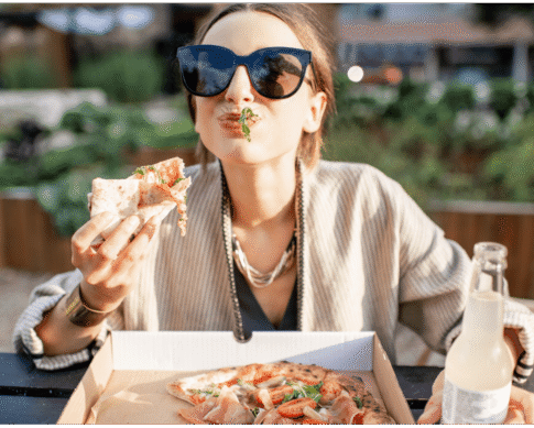 Mujer relajada y sonriente en un espacio luminoso, representando la calma, seguridad y bienestar que se logra después de aprender a comer fuera de casa sin estrés.